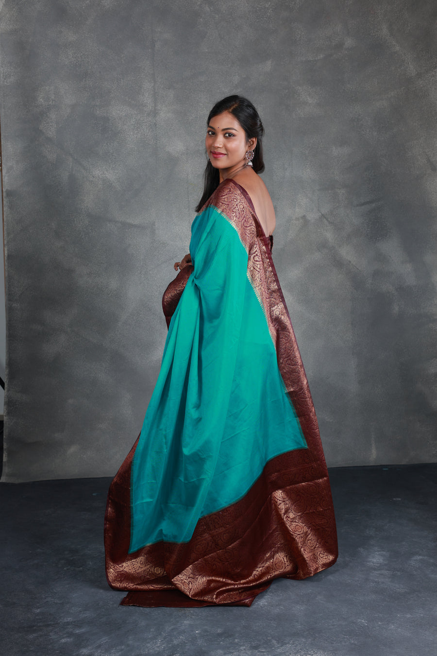 Teal Saree with Contrast Border - Thugil